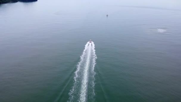 Вид Воздуха Беспилотника Тайских Традиционных Длиннохвостых Рыбацких Лодок Плавающих Море — стоковое видео