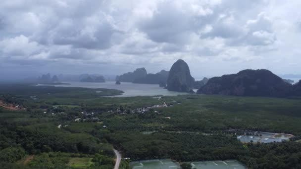 Повітряний Вид Таїландського Традиційного Довгохвостого Човна Плаває Затоці Фан Нга — стокове відео