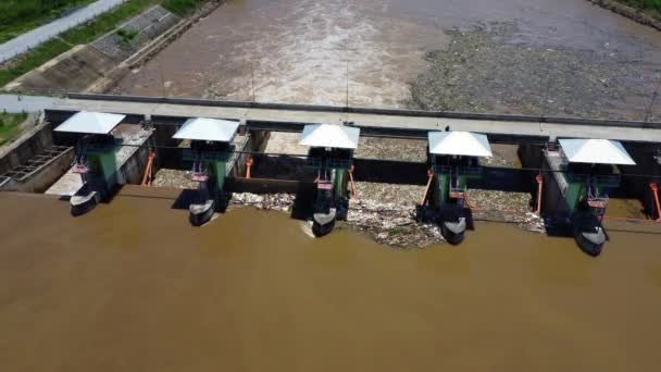 Aerial View Water Released Drainage Channel Concrete Dam Way Overflowing — ストック動画