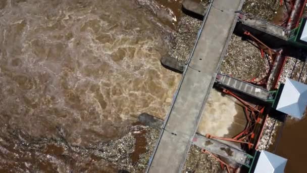 Aerial View Water Released Drainage Channel Concrete Dam Way Overflowing — Vídeos de Stock