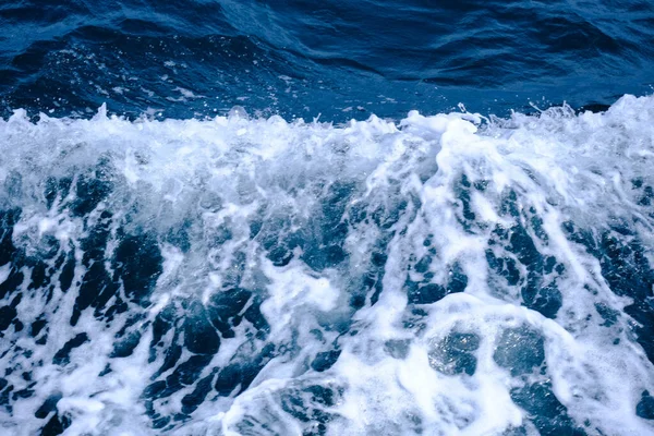 Waves Boat Sailing Sea Summer Background Blue Ocean Waves White — Zdjęcie stockowe
