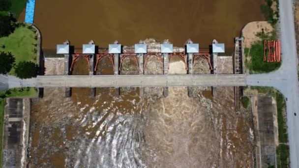 Aerial View Water Released Drainage Channel Concrete Dam Way Overflowing — Vídeo de Stock