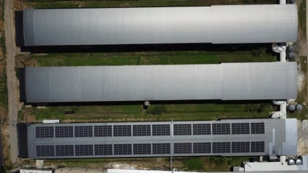 Αεροφωτογραφία Ηλιακών Συλλεκτών Τοποθετημένων Στέγη Μεγάλου Βιομηχανικού Κτιρίου Αποθήκης Κάτοψη — Αρχείο Βίντεο