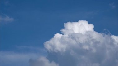 Bir yaz gününde bulutlu ve güneşli güzel gökyüzü manzarası. Mavi gökyüzünün üzerinde, güneş ışıldarken zaman su gibi akıp geçiyor. Gökyüzü doğa arkaplanı.