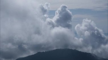 Sabahın erken saatlerinde tropikal dağlardaki sis denizinin havadan görünüşü. Tayland 'daki dağların katmanları. Doğanın hareketli arka planının manzarası.