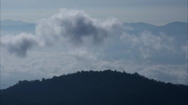 Sabahın erken saatlerinde tropikal dağlardaki sis denizinin havadan görünüşü. Tayland 'daki dağların katmanları. Doğanın hareketli arka planının manzarası.