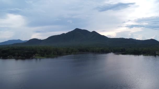 Luchtfoto Van Reservoir Tropische Bergachtergrond Bij Zonsondergang Noord Thailand Prachtig — Stockvideo