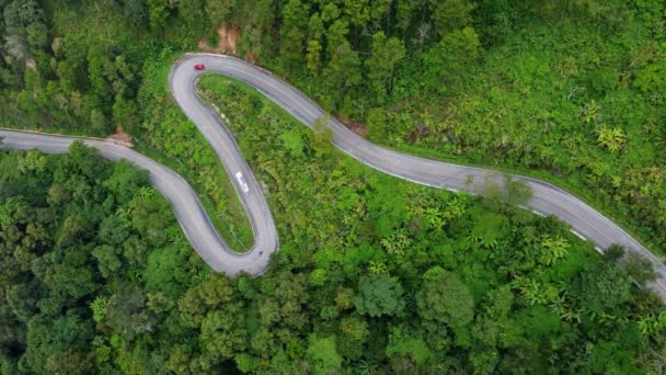 从空中俯瞰泰国的山顶公路 那里有美丽的绿色森林 自然背景的景观在运动 旅行和运输概念 — 图库视频影像