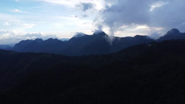 Widok Lotu Ptaka Tropikalne Góry Wczesnym Rankiem Warstwy Gór Tajlandii — Wideo stockowe