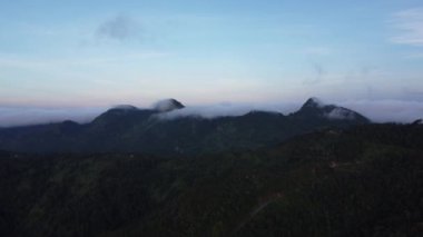 Sabahın erken saatlerinde tropikal dağlardaki sis denizinin havadan görünüşü. Tayland 'daki dağların katmanları. Doğanın hareketli arka planının manzarası.