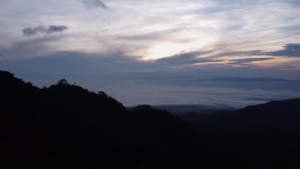 Luchtfoto Van Zee Van Mist Tropische Bergen Vroege Ochtend Berglagen — Stockvideo