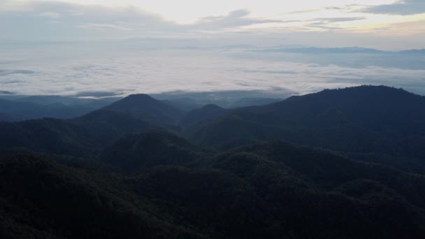 Vista Aérea Del Mar Niebla Las Montañas Tropicales Por Mañana — Vídeos de Stock