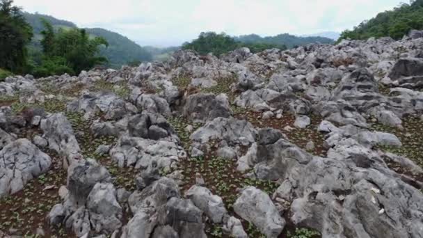 Vista Aérea Pequeñas Rocas Roca Sedimentaria Acantilado Norte Tailandia Fondo — Vídeo de stock