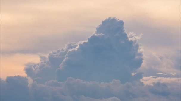 夏の日に雲と太陽と美しい空の空中ビュー 太陽が輝くと青空の上の雲の時間経過 空の自然背景 — ストック動画