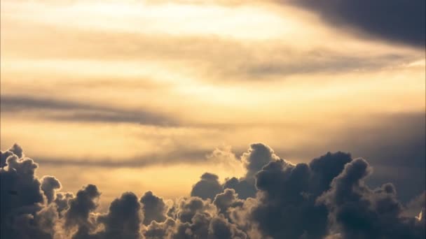 夏の日に雲と美しい日の出の空の空中ビュー 太陽が輝くと黄金の空の上の雲の時間経過 空の自然背景 — ストック動画