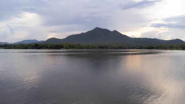 北タイの日没時に熱帯の山の背景に貯水池の空中ビュー 美しい景観自然背景 — ストック写真