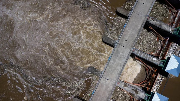 Widok Powietrza Wody Uwolnionej Kanału Odwadniającego Betonowej Tamy Jako Przelewu — Zdjęcie stockowe