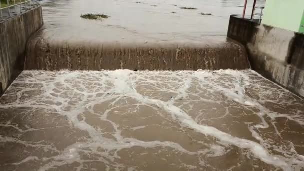 Flygfoto Över Vattnet Som Släpps Från Betongdammens Avloppskanal Som Översvämning — Stockvideo