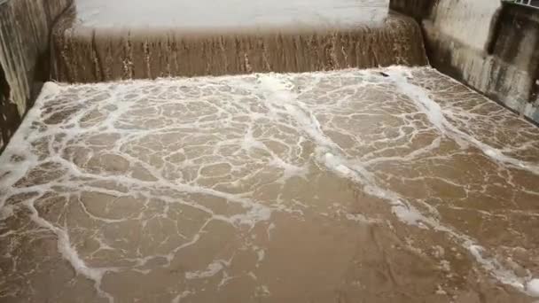 Veduta Aerea Dell Acqua Rilasciata Dal Canale Drenaggio Della Diga — Video Stock