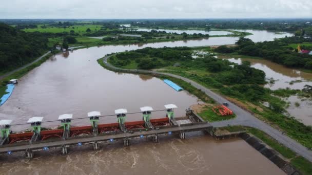 Vue Aérienne Eau Libérée Par Canal Drainage Barrage Béton Sous — Video