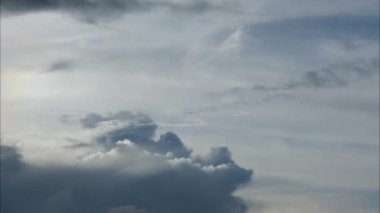 Bir yaz gününde bulutlu ve güneşli güzel gökyüzü manzarası. Mavi gökyüzünün üzerinde, güneş ışıldarken zaman su gibi akıp geçiyor. Gökyüzü doğa arkaplanı.