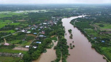 Yağmur mevsimindeki taşkınlık olarak beton barajın drenaj kanalından çıkan suyun hava görüntüsü. Kuzey Tayland 'daki bir barajdan turbiş kahverengi orman suyunun en üst görüntüsü akıyor.