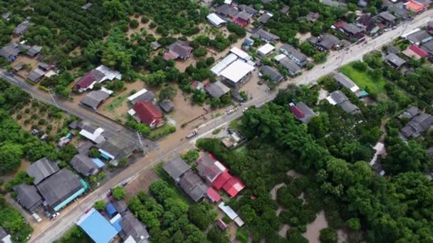 Вид Воздуха Наводнение Жилом Районе Севере Таиланда Речная Вода Переливается — стоковое видео