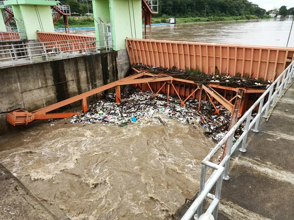 Widok Powietrza Mętną Brązową Wodę Leśną Uwalnianą Przez Kanały Odwadniające — Zdjęcie stockowe