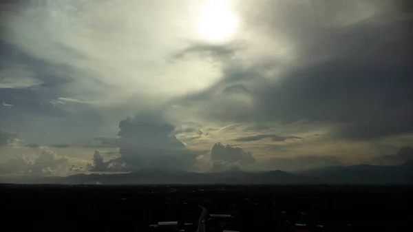 Вид Повітря Прекрасне Небо Хмарами Сонцем Вранці Проміжок Часу Хмар — стокове фото