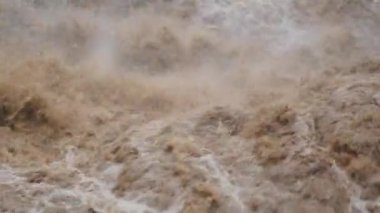 Orman dağlarında şelale kataraktı. Tayland 'da sağanak yağışlardan sonra dağ ormanlarının yamaçlarından kirli akarsular akıyor. Nehir taşkını, seçici odak.