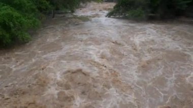 Orman dağlarında şelale kataraktı. Tayland 'da sağanak yağışlardan sonra dağ ormanlarının yamaçlarından kirli akarsular akıyor. Nehir taşkını, seçici odak.