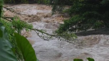 Orman dağlarında şelale kataraktı. Tayland 'da sağanak yağışlardan sonra dağ ormanlarının yamaçlarından kirli akarsular akıyor. Nehir taşkını, seçici odak.