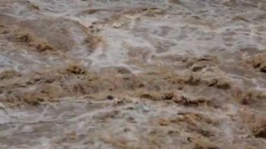 Orman dağlarında şelale kataraktı. Tayland 'da sağanak yağışlardan sonra dağ ormanlarının yamaçlarından kirli akarsular akıyor. Nehir taşkını, seçici odak.