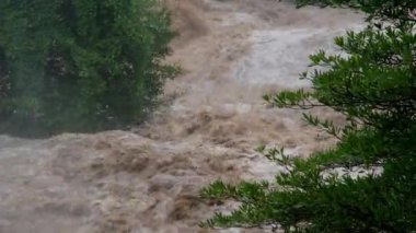 Orman dağlarında şelale kataraktı. Tayland 'da sağanak yağışlardan sonra dağ ormanlarının yamaçlarından kirli akarsular akıyor. Nehir taşkını, seçici odak.