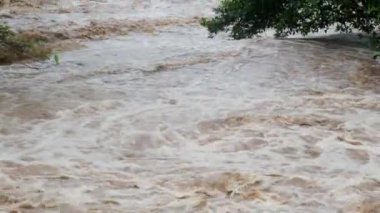 Orman dağlarında şelale kataraktı. Tayland 'da sağanak yağışlardan sonra dağ ormanlarının yamaçlarından kirli akarsular akıyor. Nehir taşkını, seçici odak.