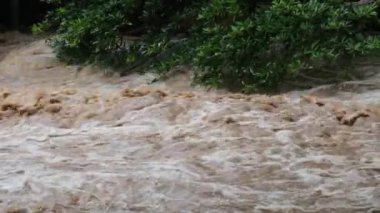 Orman dağlarında şelale kataraktı. Tayland 'da sağanak yağışlardan sonra dağ ormanlarının yamaçlarından kirli akarsular akıyor. Nehir taşkını, seçici odak.