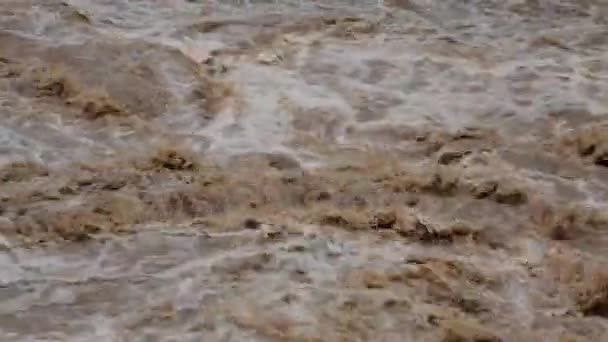 산에서는 폭포수 타이에서 폭우가 쏟아진 더러운 산속의 산비탈을 흘러내리고 강물의 — 비디오