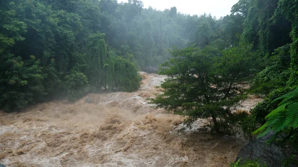 Catarata Cachoeira Montanhas Florestais Riachos Sujos Estão Fluindo Pelas Encostas — Fotografia de Stock