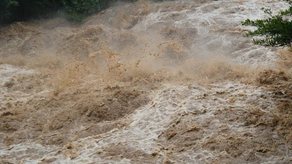 Cataracte Cascade Dans Les Montagnes Forestières Des Ruisseaux Sales Coulent — Photo