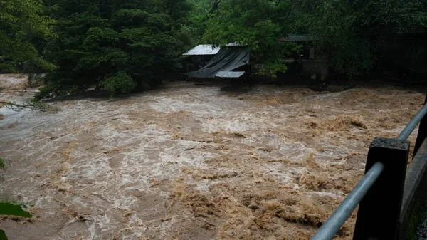 森林群中的瀑布性白内障 在泰国 大雨过后 肮脏的溪流正沿着山林的山坡流下 河流洪水 选定重点 — 图库照片