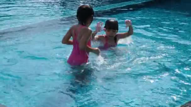 Happy Little Sisters Play Outdoor Swimming Pool Tropical Resort Family — Wideo stockowe