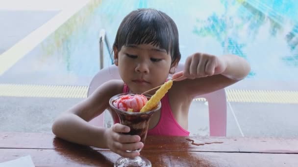 Niña Mojada Traje Baño Comiendo Helado Piscina Aire Libre Durante — Vídeo de stock