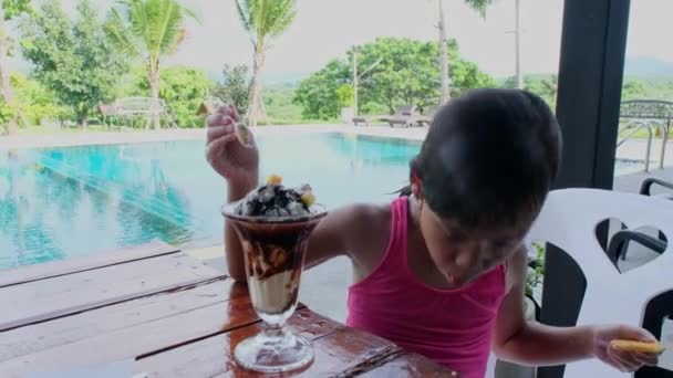 Menina Molhada Maiô Comer Sorvete Piscina Exterior Durante Férias Verão — Vídeo de Stock