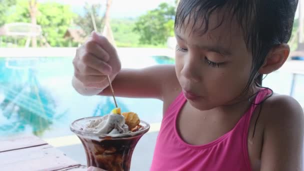 Mokra Dziewczynka Stroju Kąpielowym Jedząca Lody Przy Odkrytym Basenie Podczas — Wideo stockowe