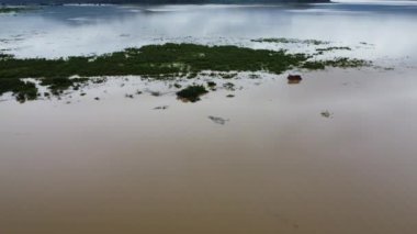 Tayland 'ın kuzeyindeki engin göl ve dağ manzaraları, fırtınalardan kaynaklanan sağanak yağış nedeniyle yüksek su seviyelerine sahiptir. Suyun korunması, sulama ve eko-turizm için büyük bir rezervuar.
