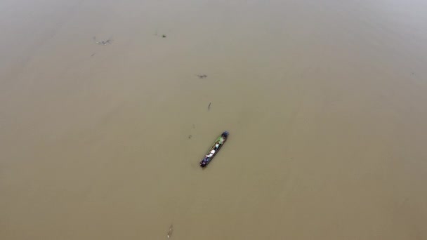 在暴雨和雨季洪水之后 在河中飘流的长尾船的空中景观 气候变化概念 — 图库视频影像