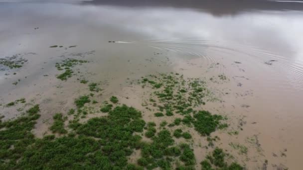 Vista Aérea Barcos Cauda Longa Rio Que Flui Após Fortes — Vídeo de Stock