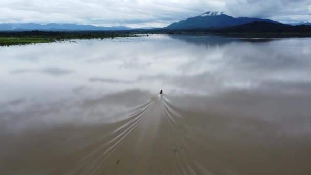 Вид Повітря Довгоногі Човни Річці Тече Після Сильних Дощів Затоплюється — стокове відео