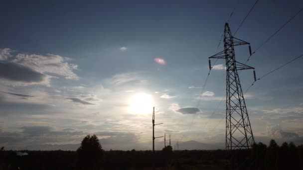 Kırsal Kesimde Günbatımında Gökyüzünde Elektrik Direklerinin Kabloların Drone Görüntüleri Elektrik — Stok video