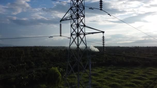 Kırsal Kesimde Günbatımında Gökyüzünde Elektrik Direklerinin Kabloların Drone Görüntüleri Elektrik — Stok video